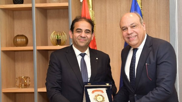 للمشاركة في مناقشة رسالة دكتوراة رئيس جامعة بورسعيد يستقبل وزير الطيران المدني