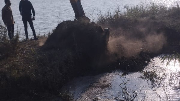 إزالة عدد من الأحواض السمكية المخالفة على حرم مصرف بحر البقر بجنوب بورسعيد