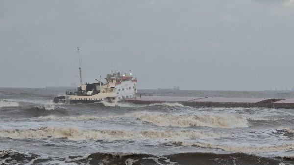 جنوح سفينة على شاطئ بورسعيد 