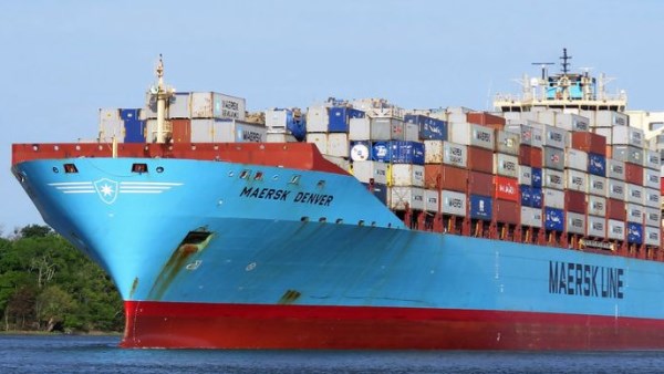 السفينة «ميرسك دينيڤر» تعبر باب المندب من البحر الأحمر في طريقها إلى قناة السويس