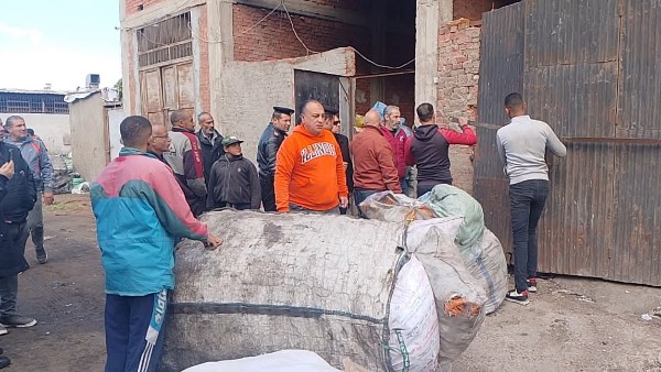 مصادرة 10أطنان فرزة وتشميع 12 مخزن