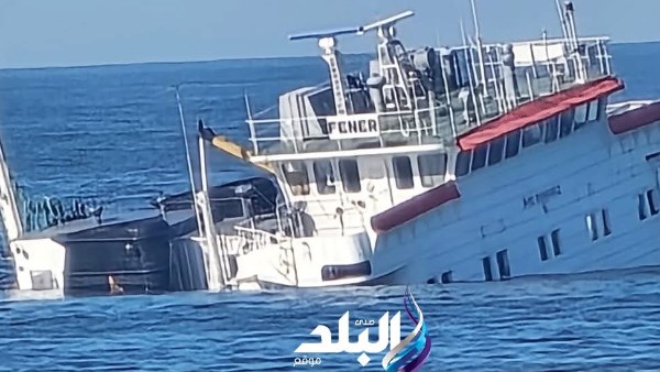 السفينة FENER ترقد بمياه البحر على شاطئ بورسعيد 