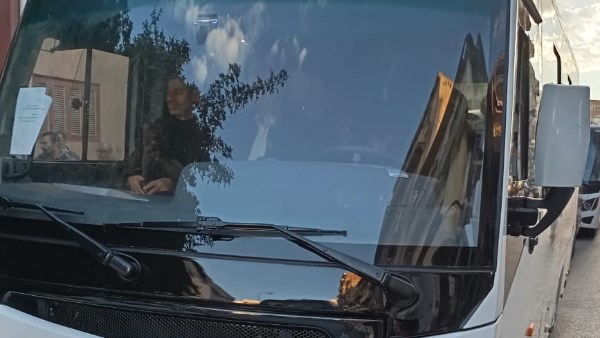 لنقل رؤساء لجان الإعدادية والملاحظين .. محافظ بورسعيد يصدق على توفير 11 باص مجهزة.. صور