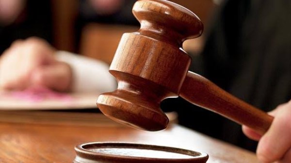 تأجيل محاكمة سائق متهم بقتل زوجته طعنًا بالضواحي إلى الثلاثاء