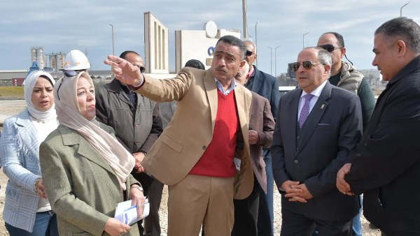 محافظ بورسعيد يوجه  بإصلاح خط صرف صحي ورصف الطريق بالمنطقة الصناعية