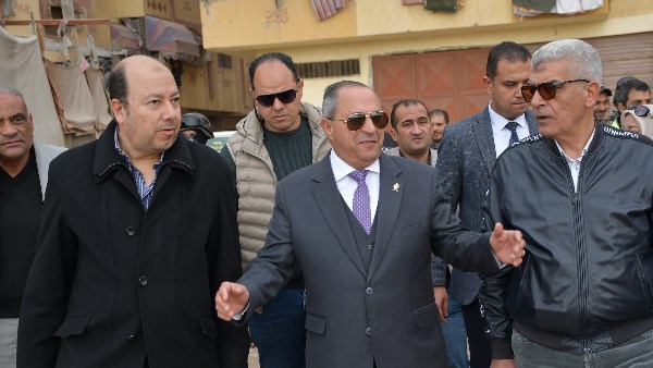 محافظ بورسعيد يشدد على سرعة حل مشكلات الصرف الصحي بالقابوطي وتركيب عدادات الكهرباء