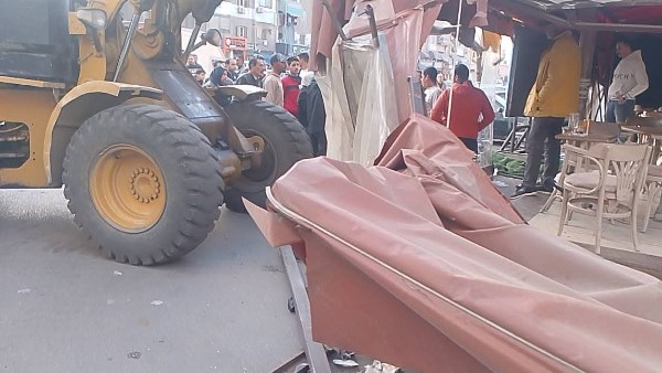 رئيس مناخ بورسعيد تزيل بروز مقهيين بشارع النصر بمعدات الحي 