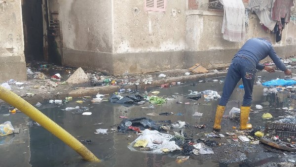 للمرة الثانية خلال 48 ساعة.. سيارات الكسح بنفيسة ضواحي بورسعيد تواصل سحب المياه
