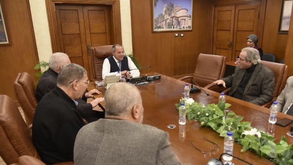 محافظ بورسعيد يؤكد تقديره لرموز الرياضة ودعم مسيرة النادي المصري