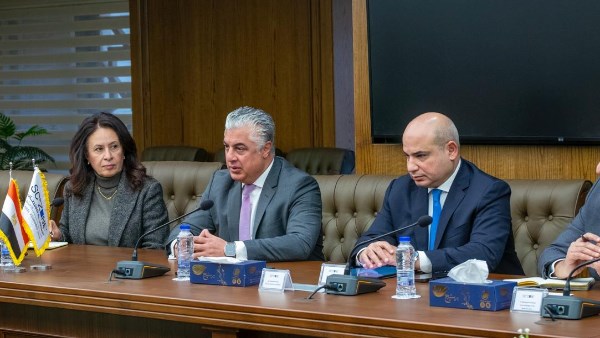 رئيس اقتصادية قناة السويس يستقبل سفير مملكة هولندا بالقاهرة لبحث فرص التعاون في مجالات الطاقة المتجددة 