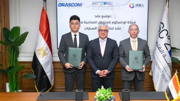 رئيس اقتصادية قناة السويس يشهد توقيع عقد "جايد لتكنولوجيا السيارات" لإنتاج المركبات الكهربائية