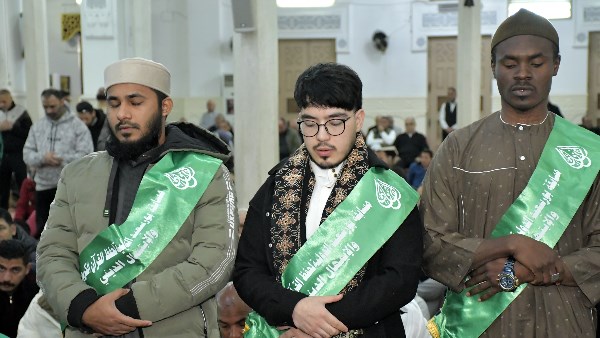 ممثلون لـ 30 دولة.. متسابقو بورسعيد الدولية يؤدون صلاة الجمعة بمسجد السلام وينشدون بساحة المسجد