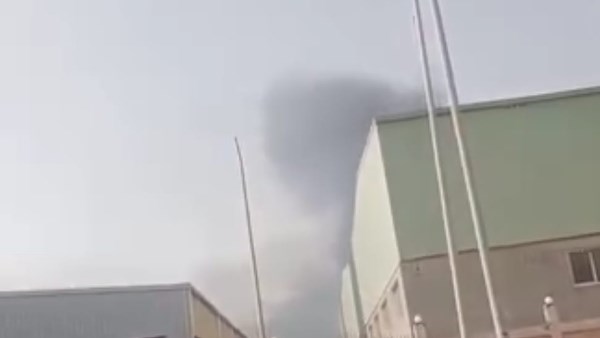 السيطرة على حريق مخلفات مصانع بالمنطقة الصناعية 