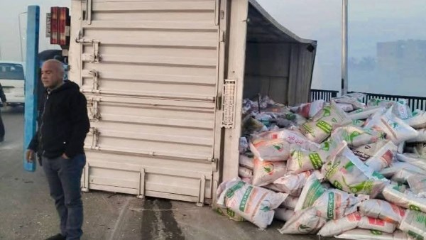 إصابة شخصين فى انقلاب سيارة نقل على الطريق الزراعي بالقليوبية.. صور