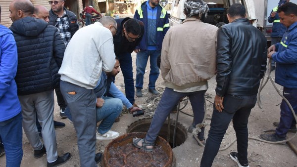 رئيس مياه القليوبية يتابع هبوطًا أرضيًا بشبكة الصرف الصحي بقرية القلج ويتفقد محطة الرفع