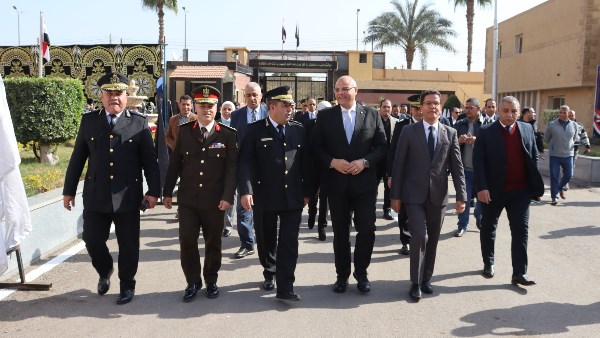 محافظ القليوبية يضع إكليلاً من الزهور على النصب التذكاري بمبنى قوات الأمن محافظ القليوبية يضع إكليلاً من الزهور على النصب التذكاري بمبنى قوات الأمن