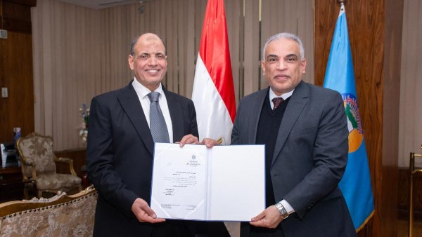 عقب تعيينه عميدا لكلية الآداب.. رئيس جامعة طنطا يهنئ الدكتور أحمد العربي خلال استقباله