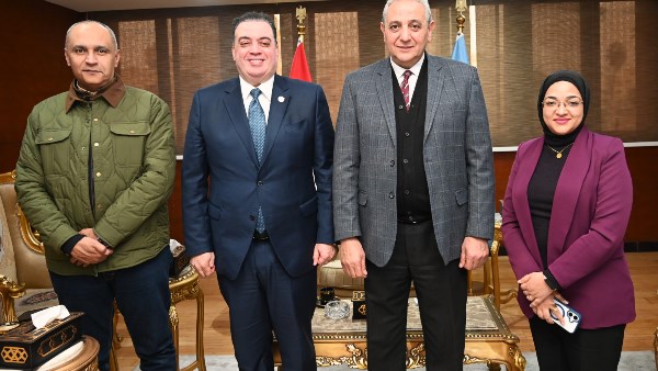 محافظ الغربية يبحث مع مساعد وزير الصحة تطبيق التحول الرقمي بالمستشفيات