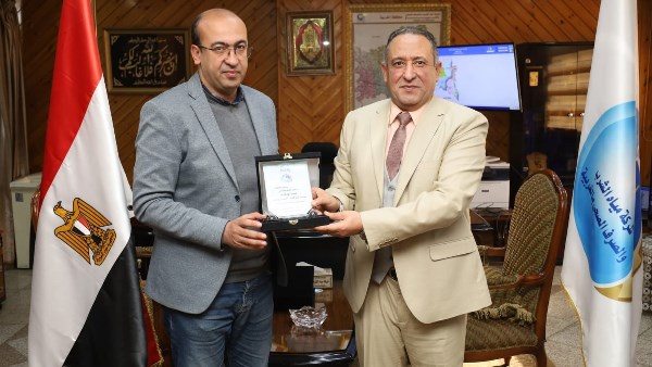 رئيس مياه الغربية يكرم فريق العمل الفائز بجائزة مصر للتميز الحكومي رئيس مياه الغربية يكرم فريق العمل الفائز بجائزة مصر للتميز الحكومي