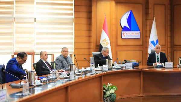 رئيس جامعة كفر الشيخ يترأس لجنة اختيار عميد كلية الآداب | صور