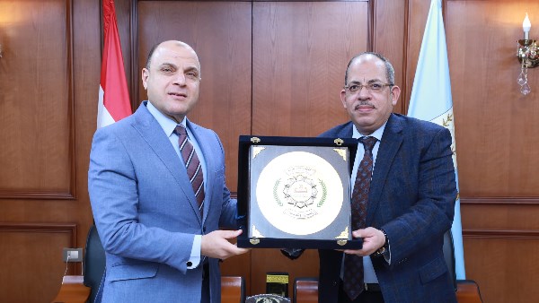 محافظ كفر الشيخ يكرم رئيس محكمة كفر الشيخ السابق 