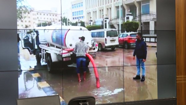 محافظ كفر الشيخ يتابع كسح مياه الأمطار من غرفة الطوارئ| صور