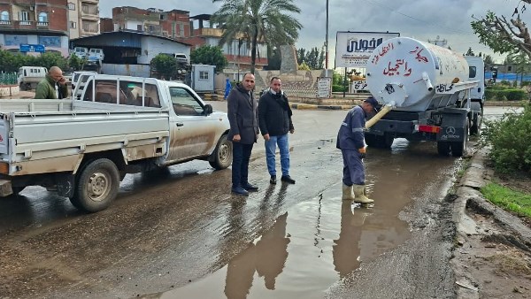 حملات مكبرة لكسح تجمعات مياه الأمطار من شوارع دسوق بكفر الشيخ| صور