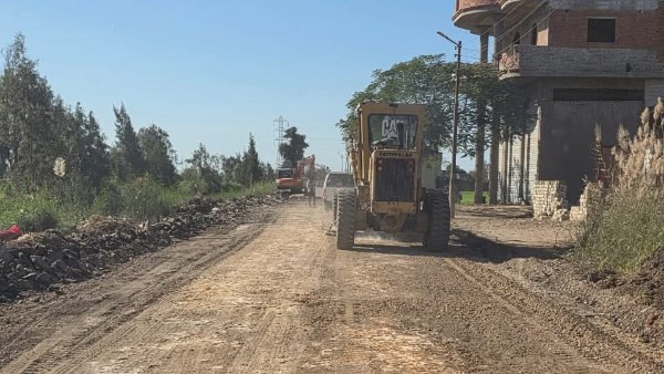 محافظ كفر الشيخ يوجه بصرف طريق طويلة نشرت بقلين | صور