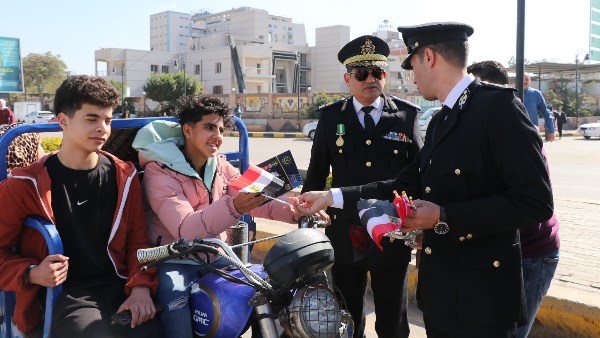 توزيع الورود والهدايا 