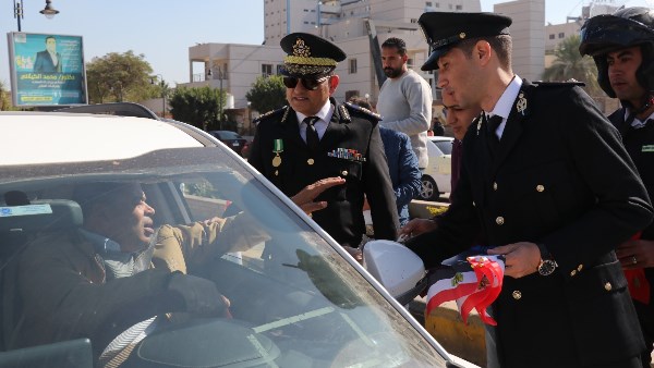 توزيع الورود والهدايا 