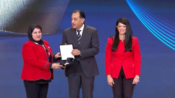 رئيس الوزراء مع نائبة رئيس جامعة كفر الشيخ 