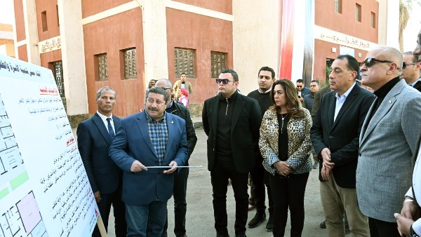 رئيس الوزراء يتفقد مجمع خدمات المواطنين بقرية 