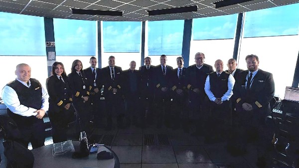 ضباط المراقبة الجوية وطياري إيركايرو