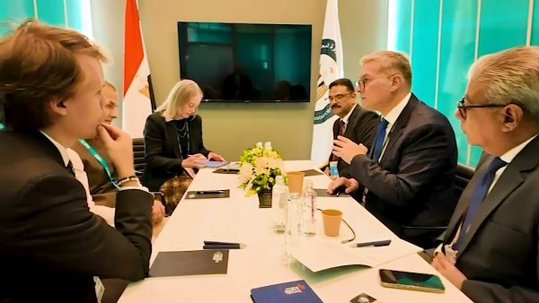 وزير البترول والثروة المعدنية يعقد اجتماعًا مع السيد روهيتش داوان، الرئيس التنفيذي للمجلس الدولي للتعدين 