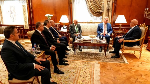 التعاون مع البرلمان ركيزة للاستثمار.. وزير البترول يقدم التهنئة للمستشار هشام بدوي بمقر مجلس النواب