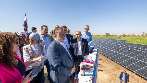 محافظ البنك المركزي خلال الجولة