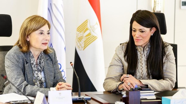 رانيا المشاط ونائب رئيس بنك الاستثمار الأوروبي