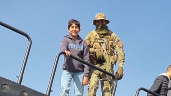 الأطفال فى معرض مركبات الشرطة