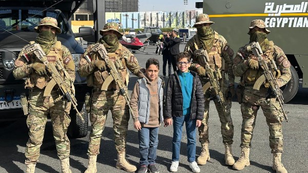 الأطفال فى معرض المركبات