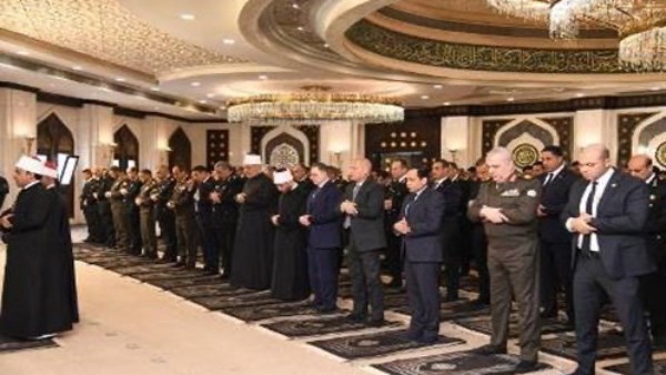 وزير الداخلية يؤدى صلاة الجمعة