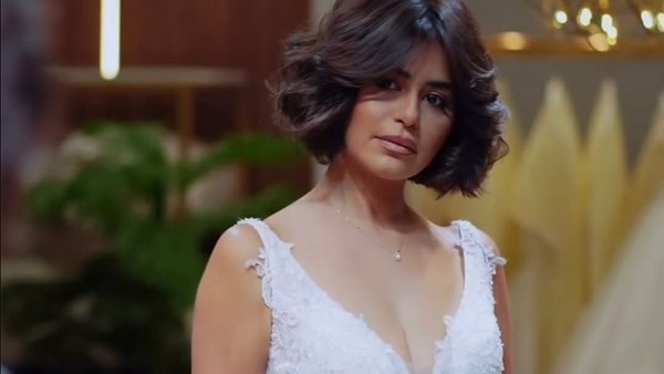 منة فضالي بفستان زفاف