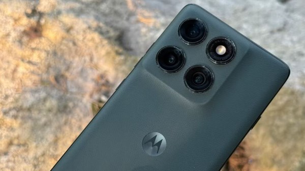 موتورولا تتحدى الكبار | هاتف متوسط بأداء عالٍ .. وسعر لا يصدق