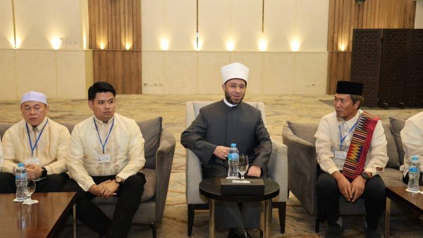 وزير الأوقاف مع أئمة وقضاة الفلبين