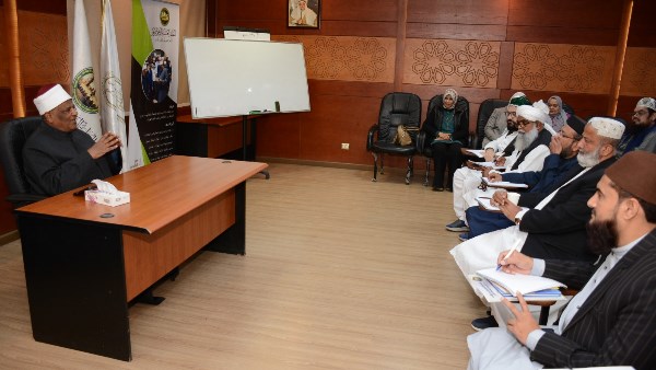 عباس شومان مع أئمة ودعاة باكستان