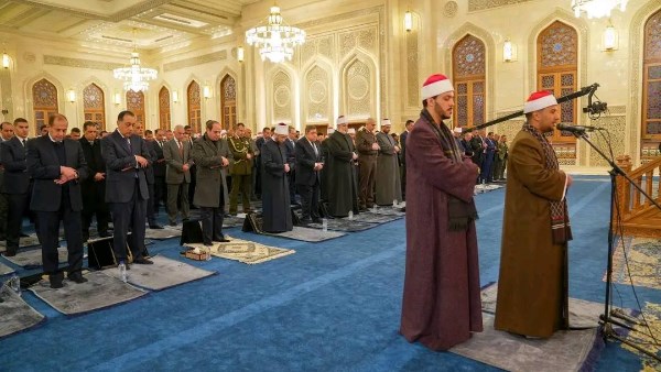 الشيخ أشرف سيف يؤم المصلين