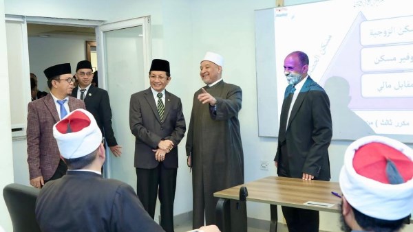 وزير الشئون الدينية الإندونيسية يزور أكاديمية الأزهر العالمية