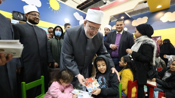 قيادات الأزهر يتفقدون جناح الأزهر