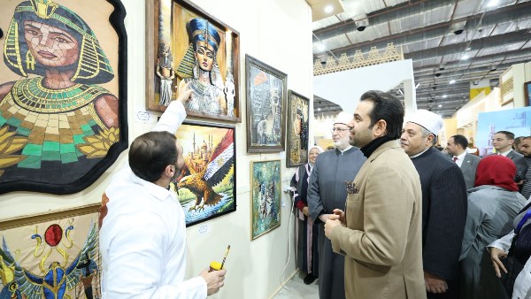 أمين عام حكماء المسلمين يتفقد جناح الأزهر 