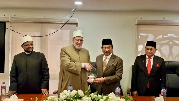 وفد من ولاية صباح الماليزية يفتتح قاعة الإمام الأكبر بأكاديمية الأزهر