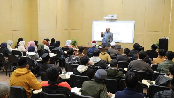 محاضرة علمية لأمين عام دور وهيئات الإفتاء